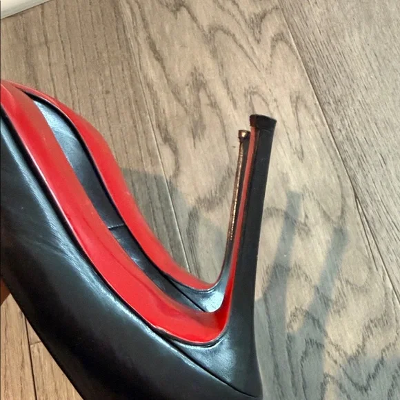 Christian Louboutin Classic Black Simple Stiletto Heels - Picture 7 of 9